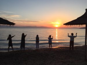 Yoga au lever du soleil à Corfou en Grèce